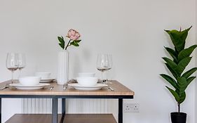Perfect For Contractors And Long Term Stays - Private Parking For A Large Van, Split Into Single Beds And More